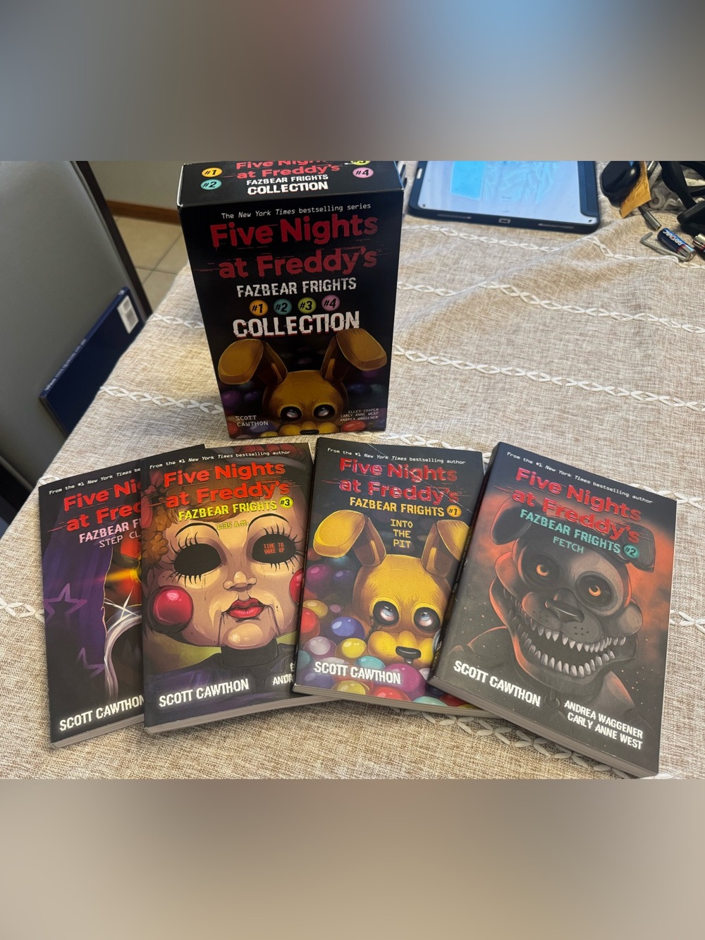 Five Nights at Freddy's Fazbear Frights 4-Book Set + Box